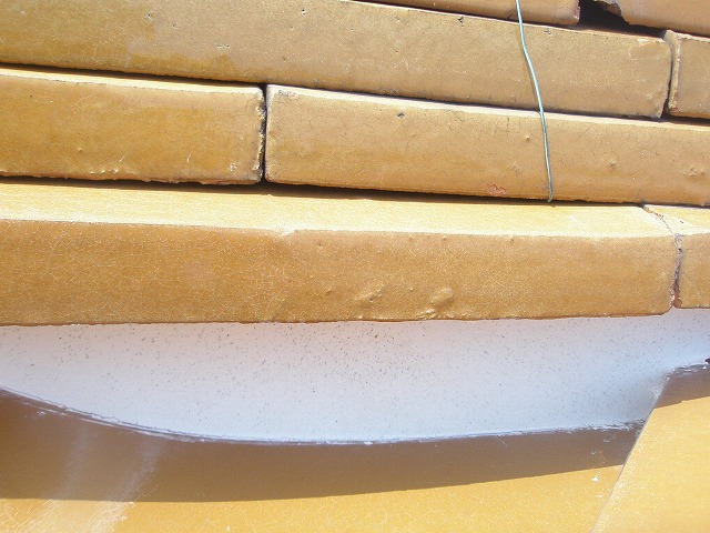 新しく詰めた漆喰の表面